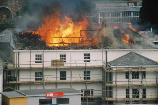 16 April 2007 - 14-06-59.jpg
After months (years actually) of renovations Kittery Court house on the riverside in Kingswear was nearly ready. Until a fire started in the roof space (reportedly by a young plumber). Within minutes the house was totally destroyed.     #housefire #Kingswear #KitteryCourt